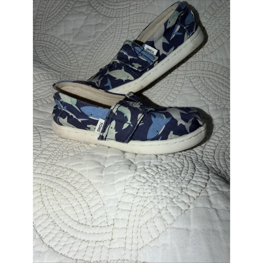 TOMS TODDLER SHARK BELMONT‎ SLIP ON SHOES BLUE DEPTHS SIZE 8 EUC